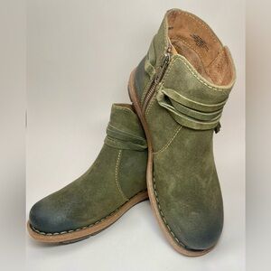 New! Born BootsRetail $149.